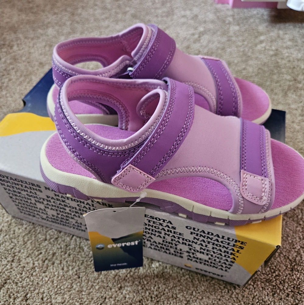 - NWT! Everest girls  sandals